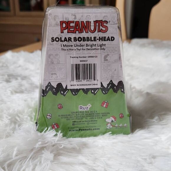 Peanuts Christmas Snoopy solar bobble head - Picture 3 of 3